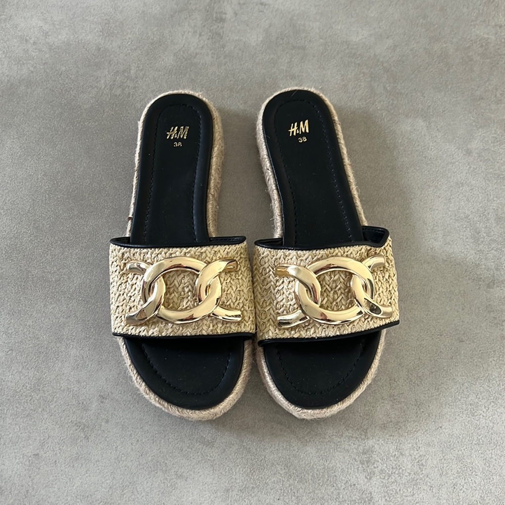 Like new HM sandals raffia and gold hardware